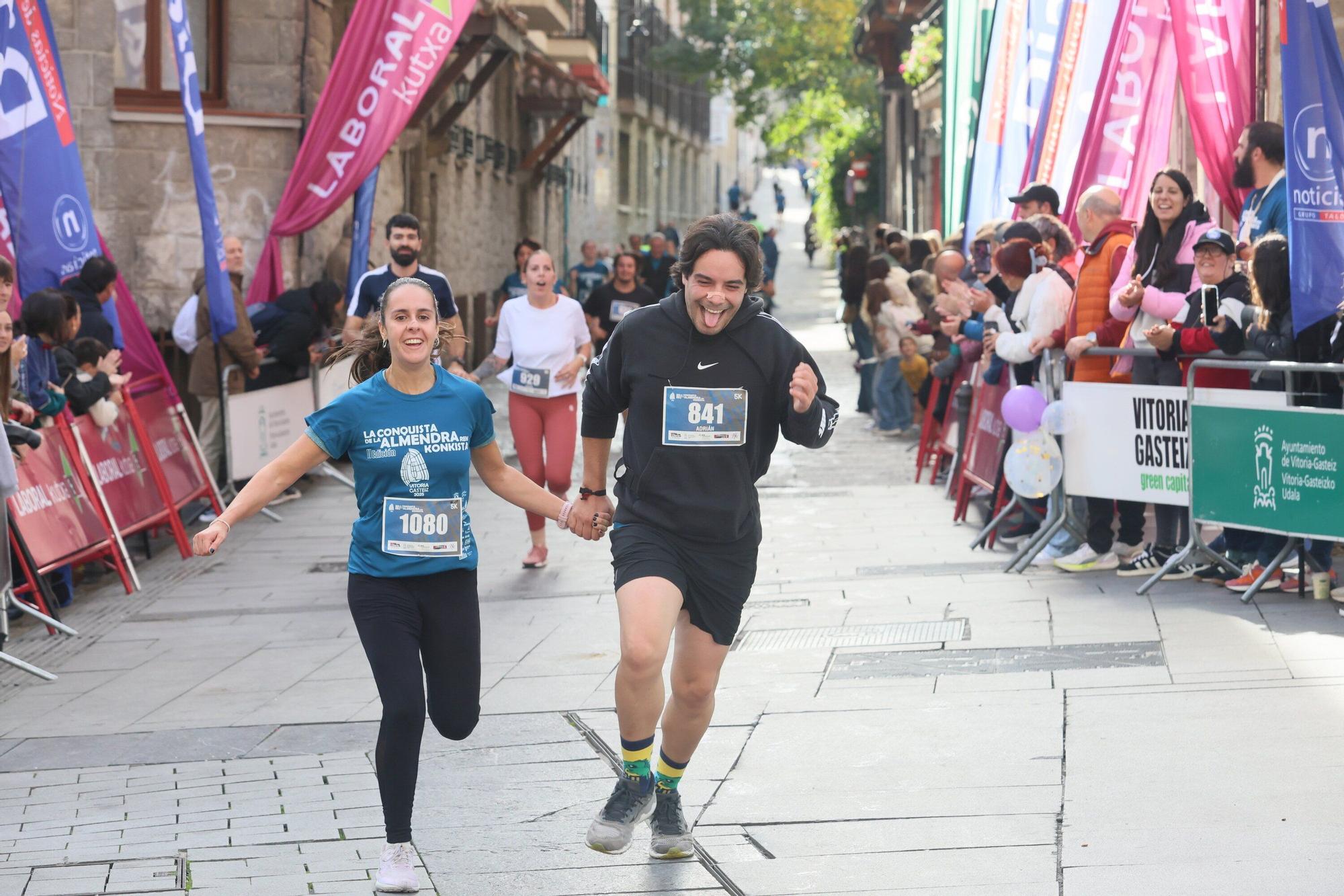 En imágenes: Miles de personas participan en La Conquista de la Almendra