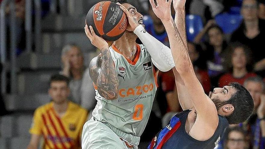 Howard se estrella contra los brazos de Abrines en su intento de buscar el aro catalán.