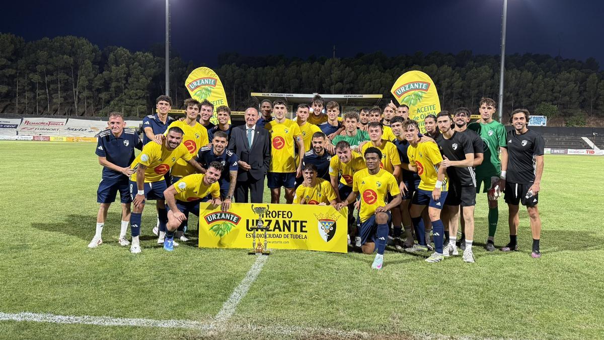 Los jugadores del Ebro posan con el Trofeo Urzante.