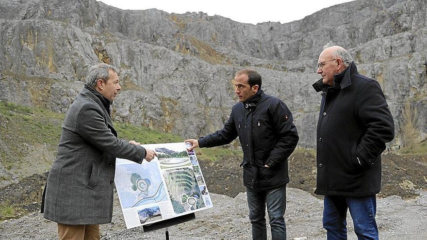 Garikoitz Mendizabal, Iñigo Ansola y Josetxo Mendizabal (presidente del Uri Buru Batzar de Zestoa).  | FOTO: N.G.