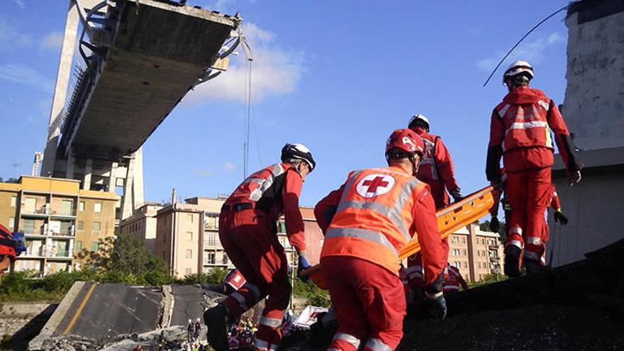 Los servicios de emergencias trabajan en la zona.