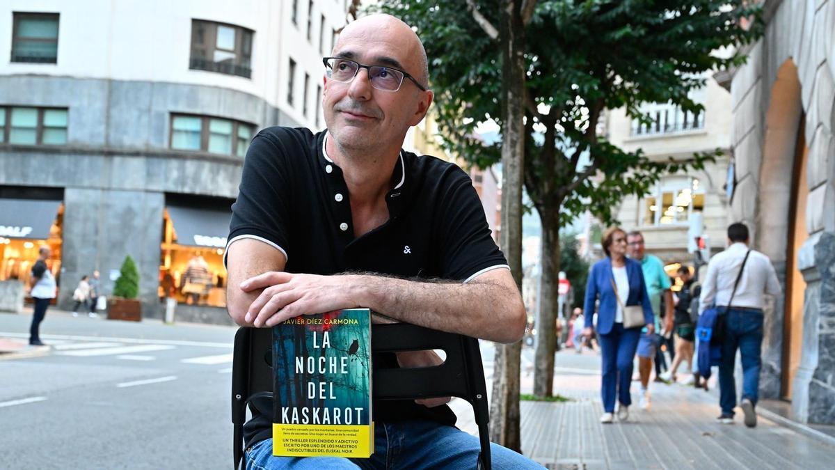 El escritor Javier Díez Carmona posa con su nuevo libro.