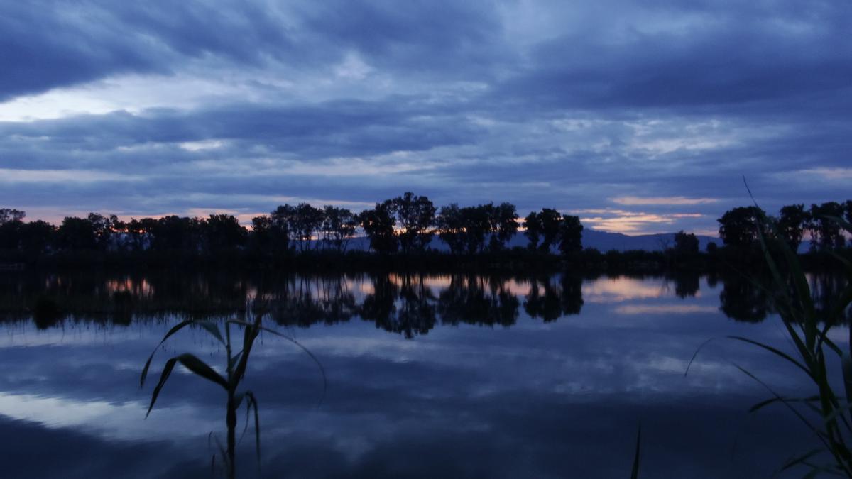 VIsta nocturna de la isla de Sapinya