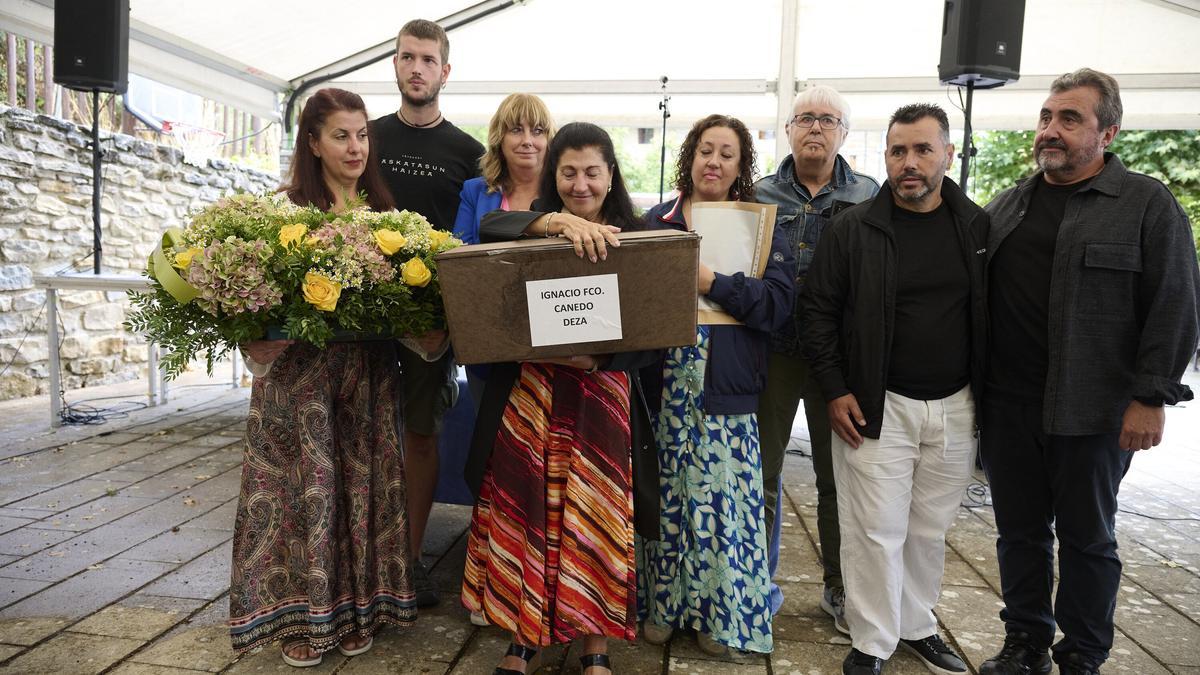 La vicepresidenta Ollo y el alcalde de Berriozar, Iker Mariezkurrena, junto a familiares de Ignacio Francisco Caneda