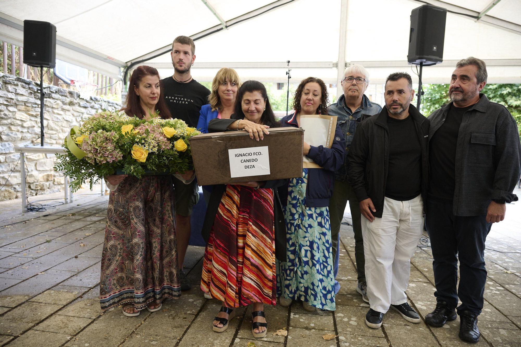 Ana Ollo entrega los restos del joven estadounidense fusilado a su familia en Berriozar
