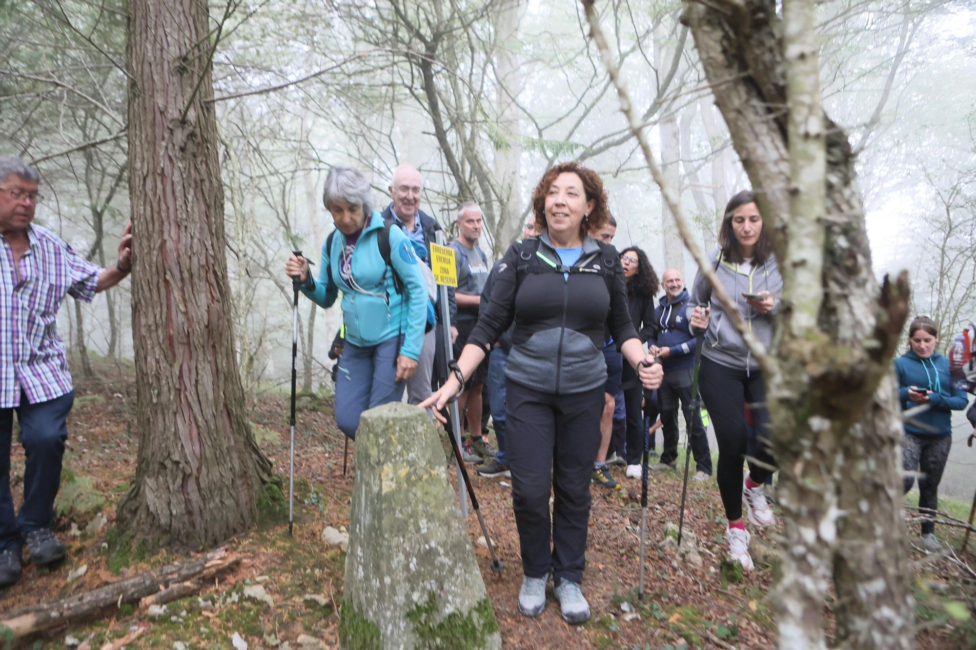 En imágenes: La corporación municipal recorre los mojones en el Día de Olarizu