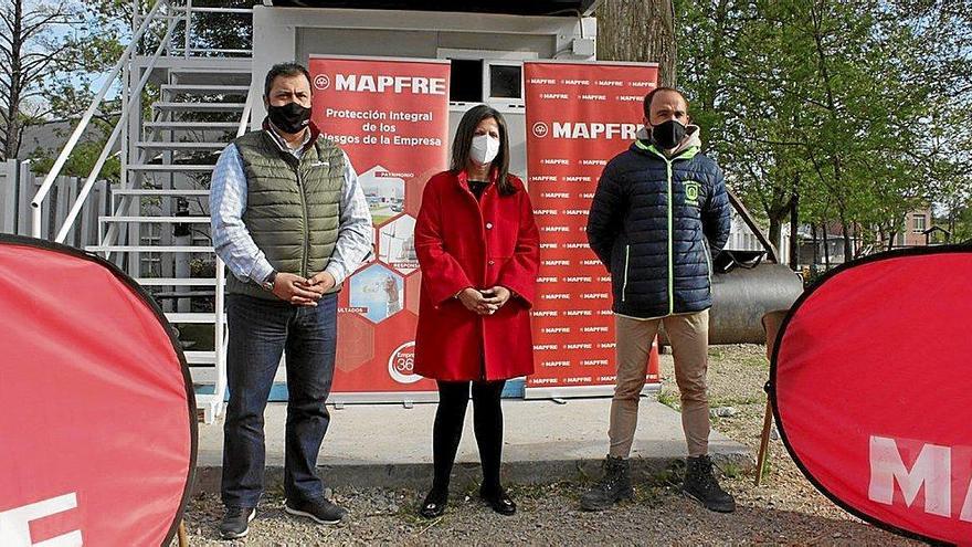 De izda. a dcha., Fraile, Urtizberea y Berrotarán, en las instalaciones del Club Hípico Jaizubia.