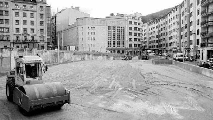 Una máquina apisonadora trabaja en la preparación del terreno del nuevo aparcamiento provisional de Errebal, ayer a mediodía.