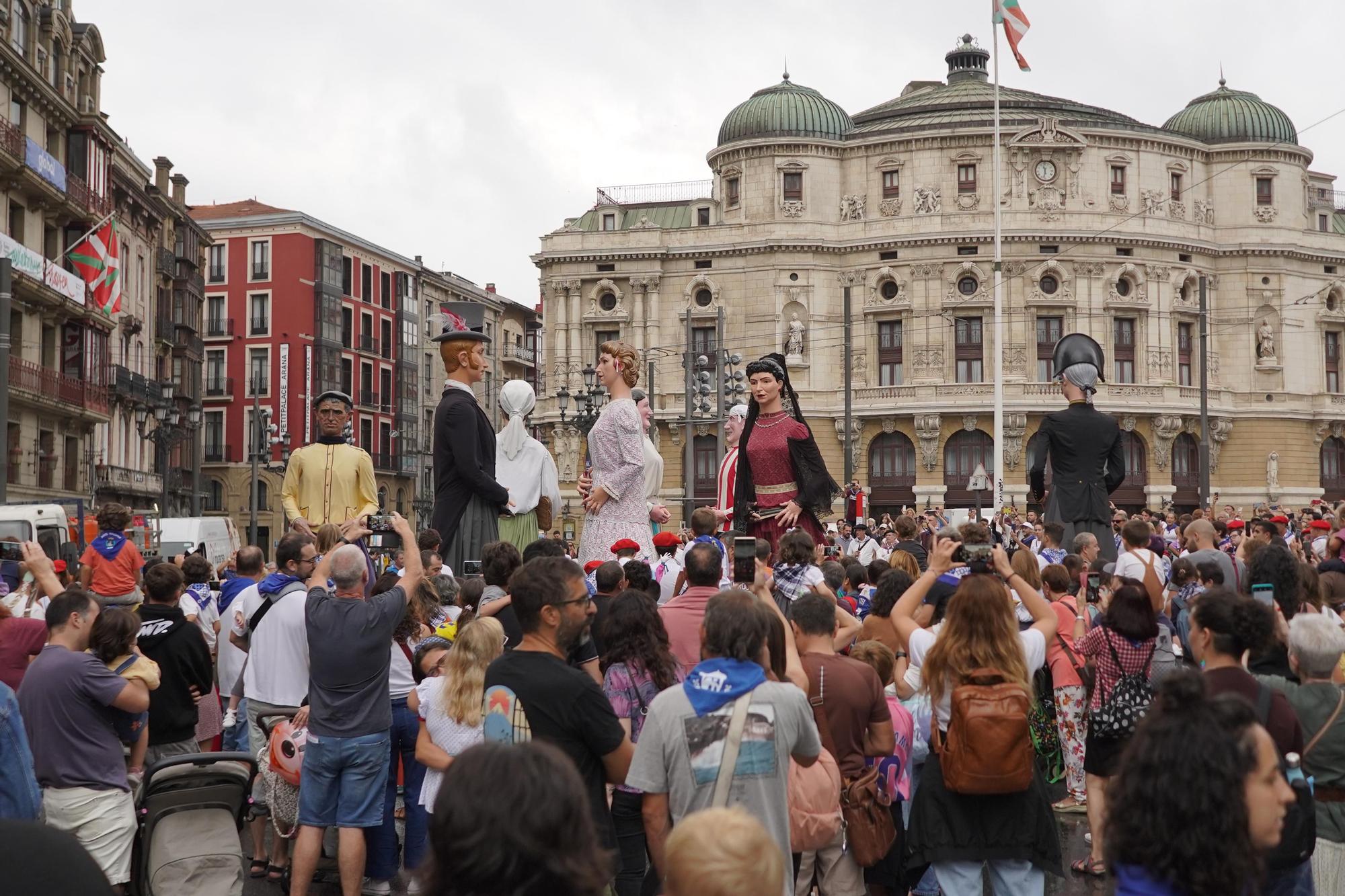 Desfile de gigantes y cabezudos en Aste Nagusia