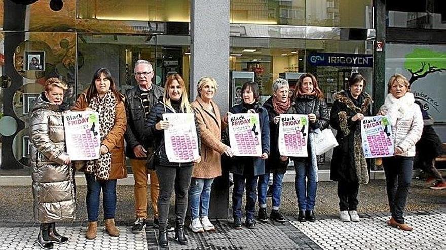 Varios de los participantes, junto a la óptica Irigoyen.