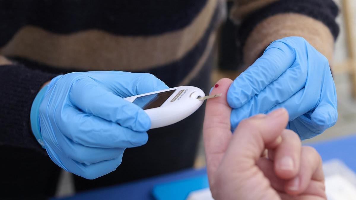 Una medición del azúcar en sangre en una carpa informativa por el Día Mundial de la Diabetes.