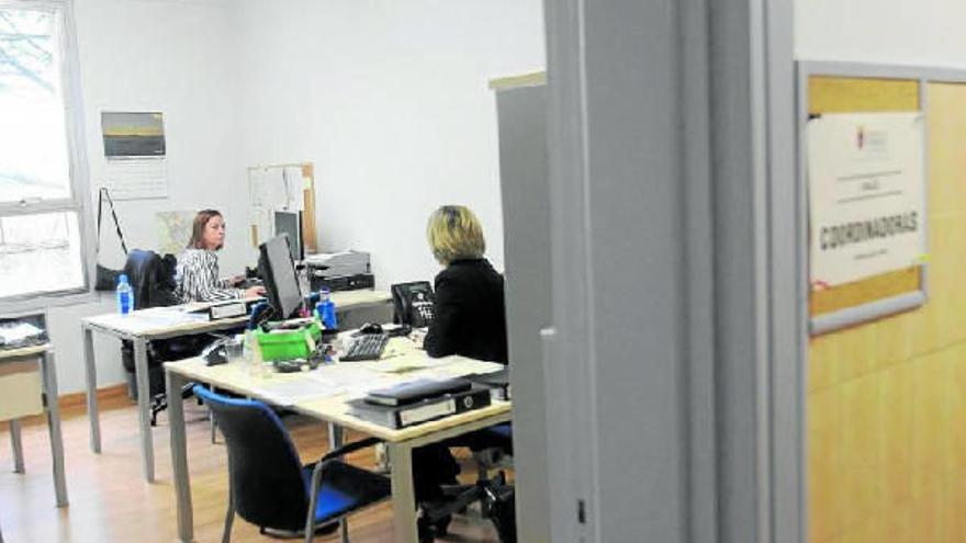 Personas trabajando en la sede del Servicio de Atención a Domicilio (SAD), en Pamplona.