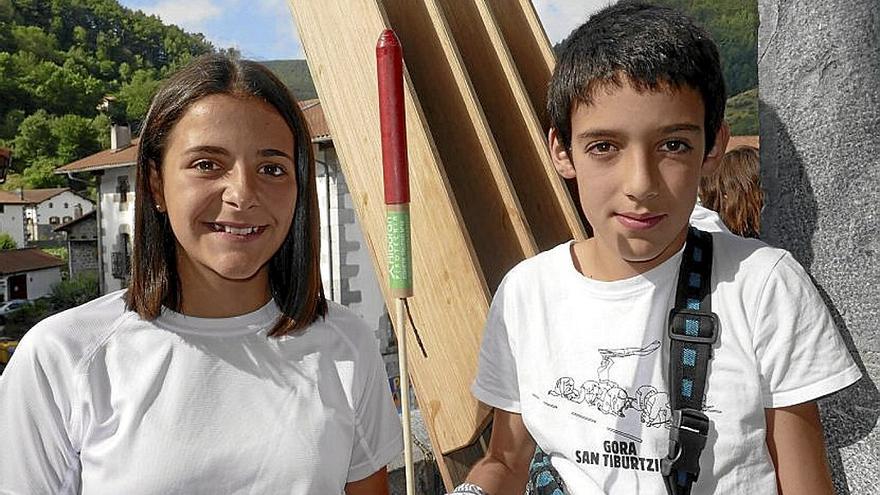 Ainitze Alduntzin y Xabier Zugarramurdi lanzaron el cohete.