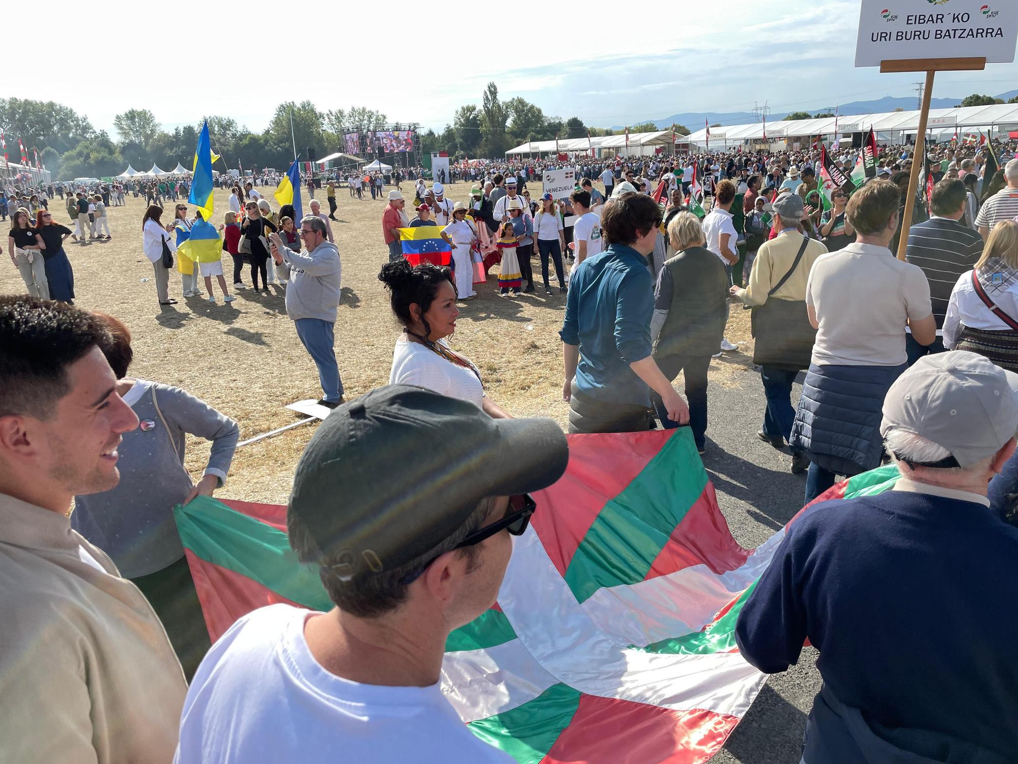 En imágenes: El Alderdi Eguna reúne a miles de jeltzales en un ambiente festivo