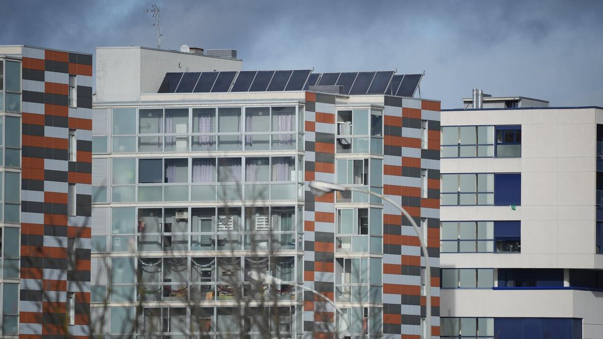 Placas solares en una edificio de viviendas de Gasteiz.