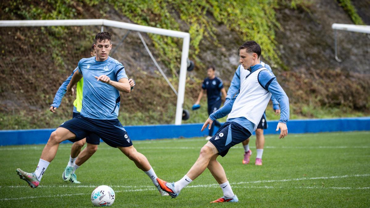 Sucic y Turrientes, durante el entrenamiento de este lunes en Zubieta.