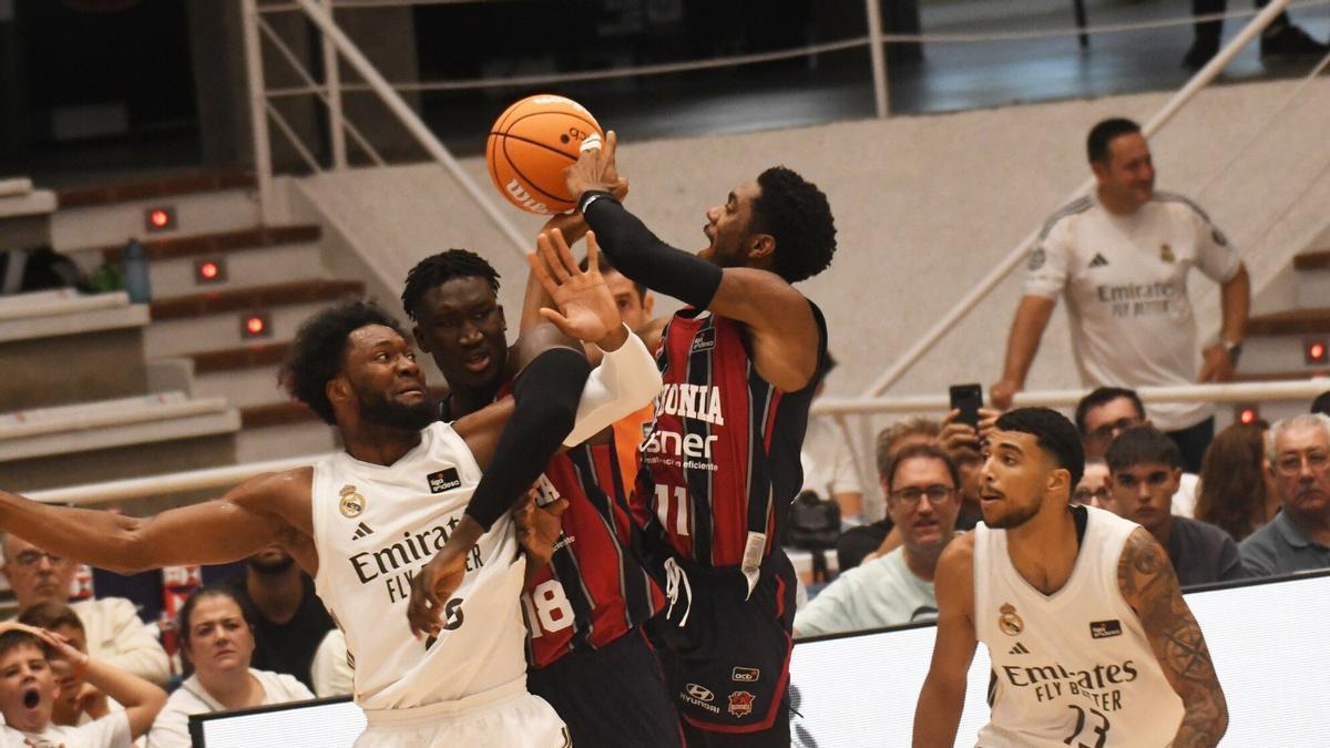 Bruno Fernando obstaculiza un tiro a canasta a cargo de Trent Forrest