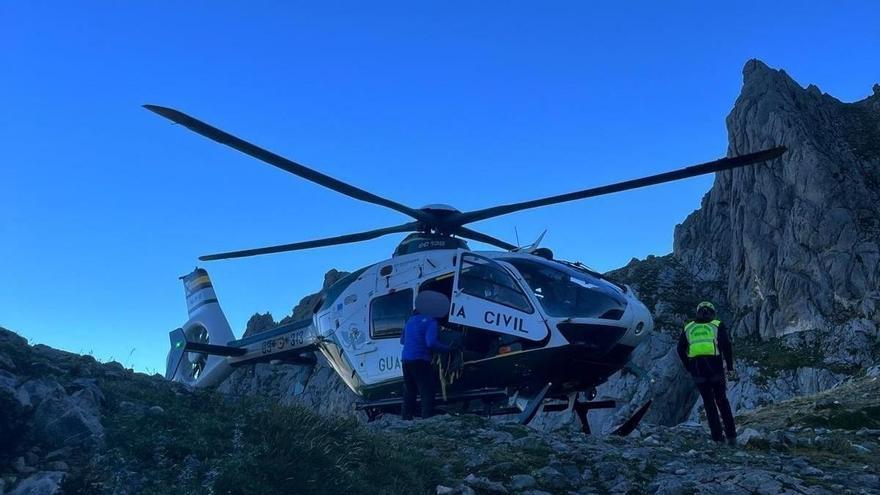 Rescatan en helicóptero a una montañera a más de 2.000 metros de altura en León