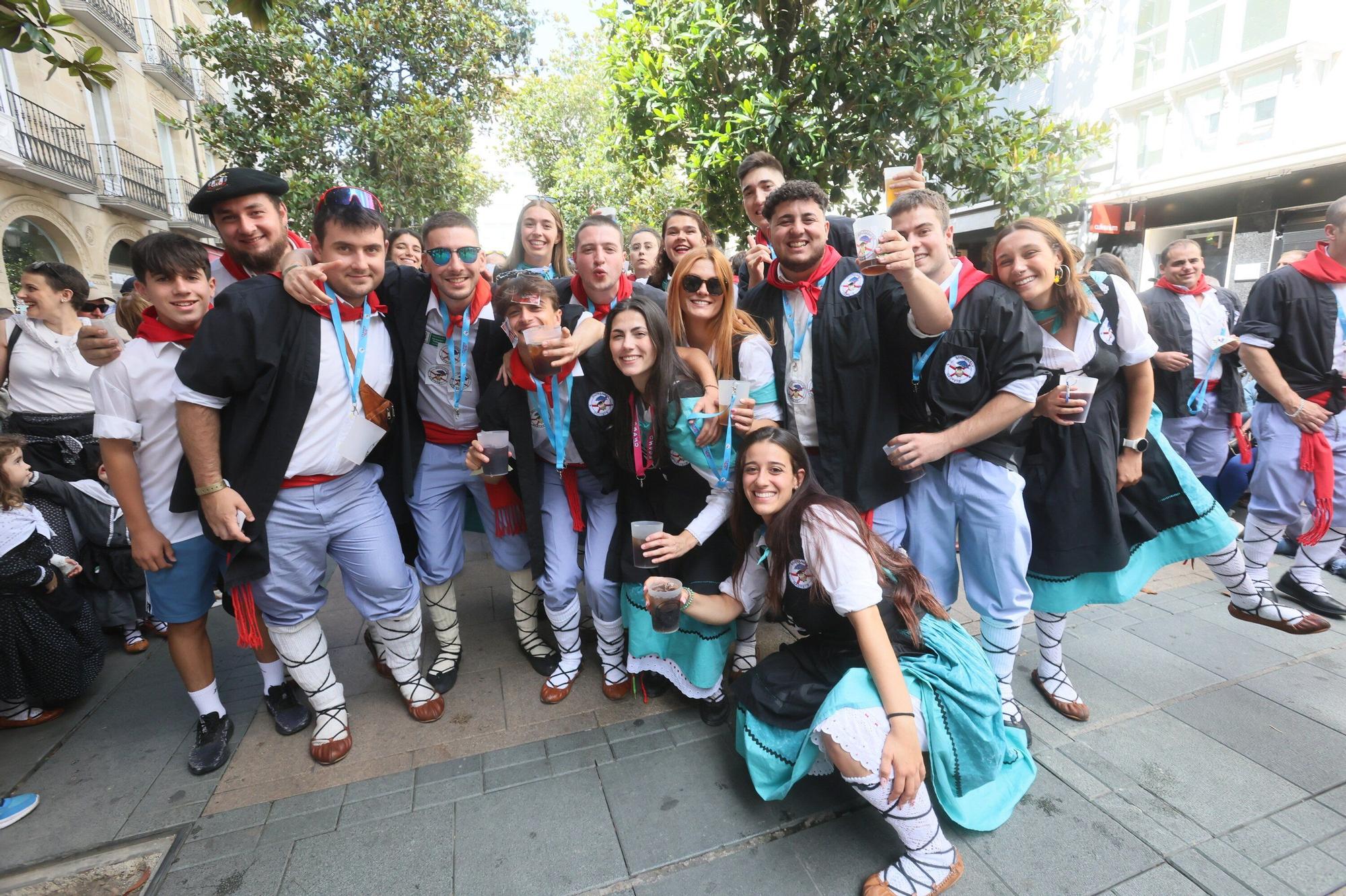 En imágenes: Blusas y neskas desfilan en una kalejira por Santiago
