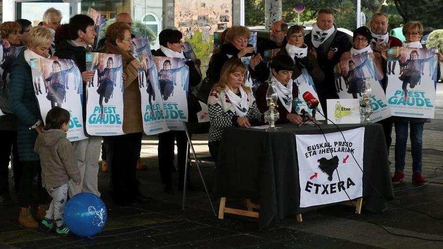 Miembros de Etxerat protagonizaron ayer una comparecencia en Hernani con motivo de la manifestación del sábado por los presos.