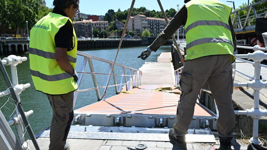 Instalan la nueva pasarela del pantalán de Pio Baroja