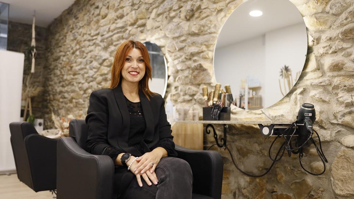 Ziortza en su salón de belleza en el centro de Beasain