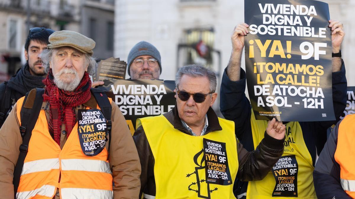 Activistas del movimiento Hábitat 24 y la PAH, reparten octavillas, en la Puerta del Sol durante una protesta.