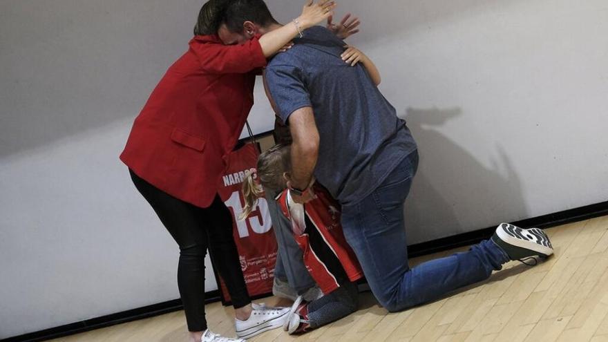 Cariñoso homenaje al capitán del Basket Navarra Iñaki Narros