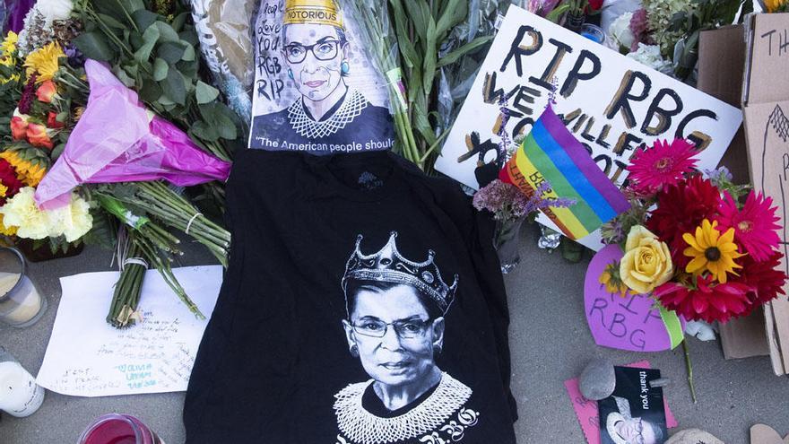 Altar en memoria de Ruth Bader Ginsburg en el exterior de la Corte Suprema de EE. UU. En Washington.