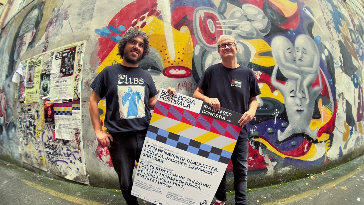 Alex López y Sergio Cruzado posan con el cartel de la tercera edición de Boga Boga Festivala.