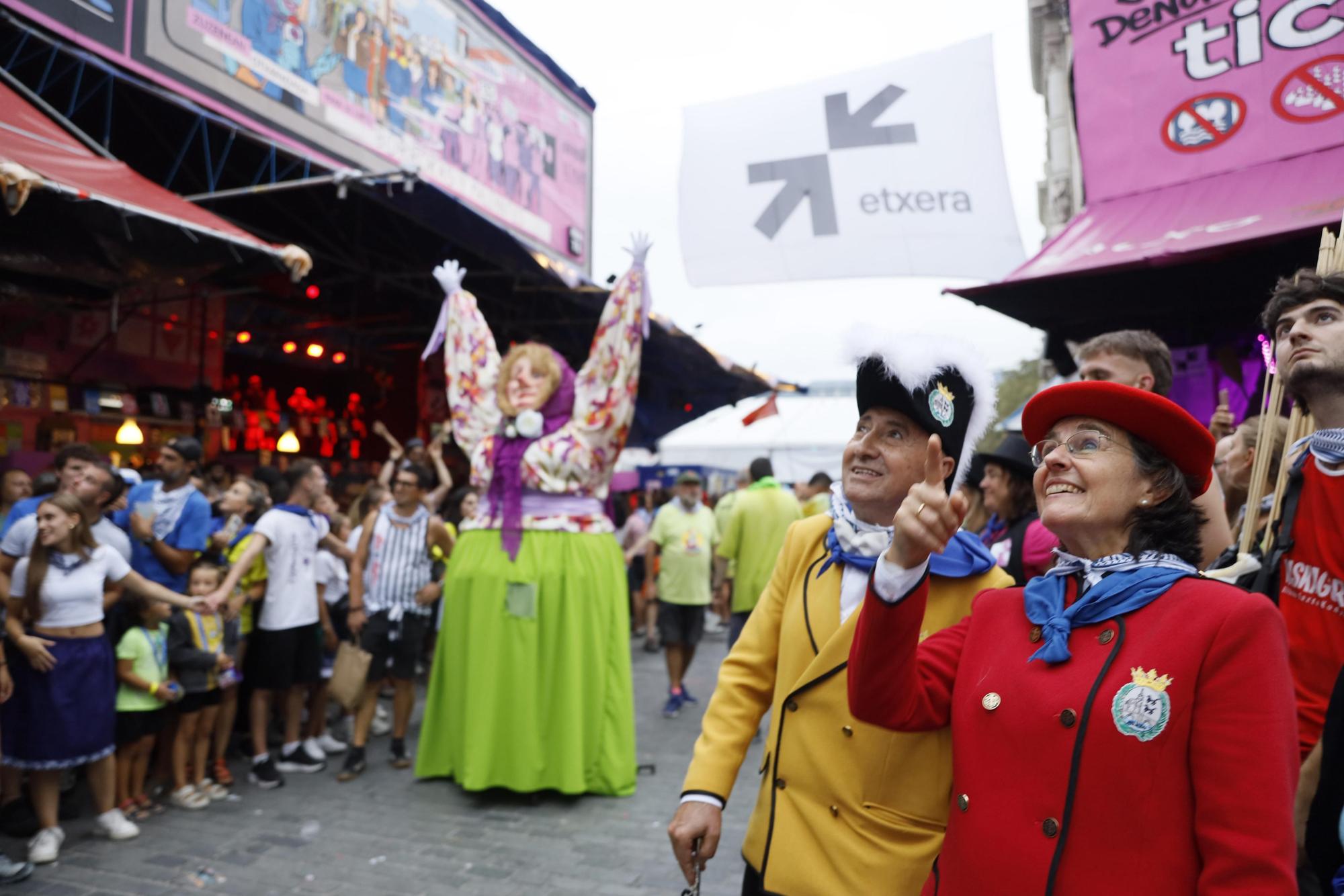 En imágenes: apertura de txosnas y toro de fuego