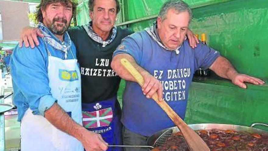 José Antonio, Cristóbal e Iñigo dieron de comer a 12 personas.