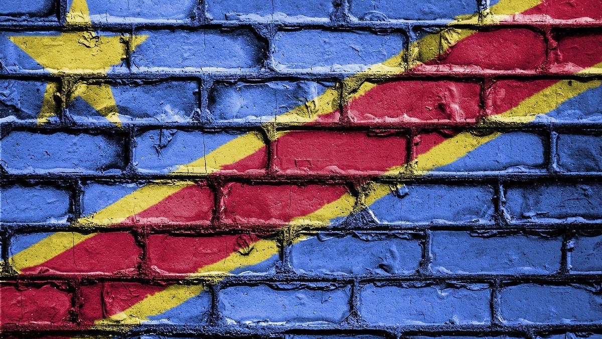 Pared pintada con la bandera de República Democrática del Congo