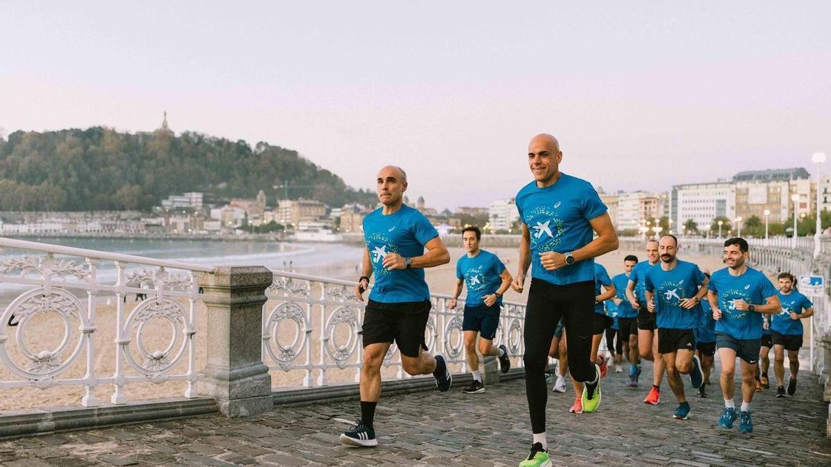 Reyes Estévez, al frente del grupo de corredores con los que ha recorrido Donostia en la actividad organizada por CaixaBank