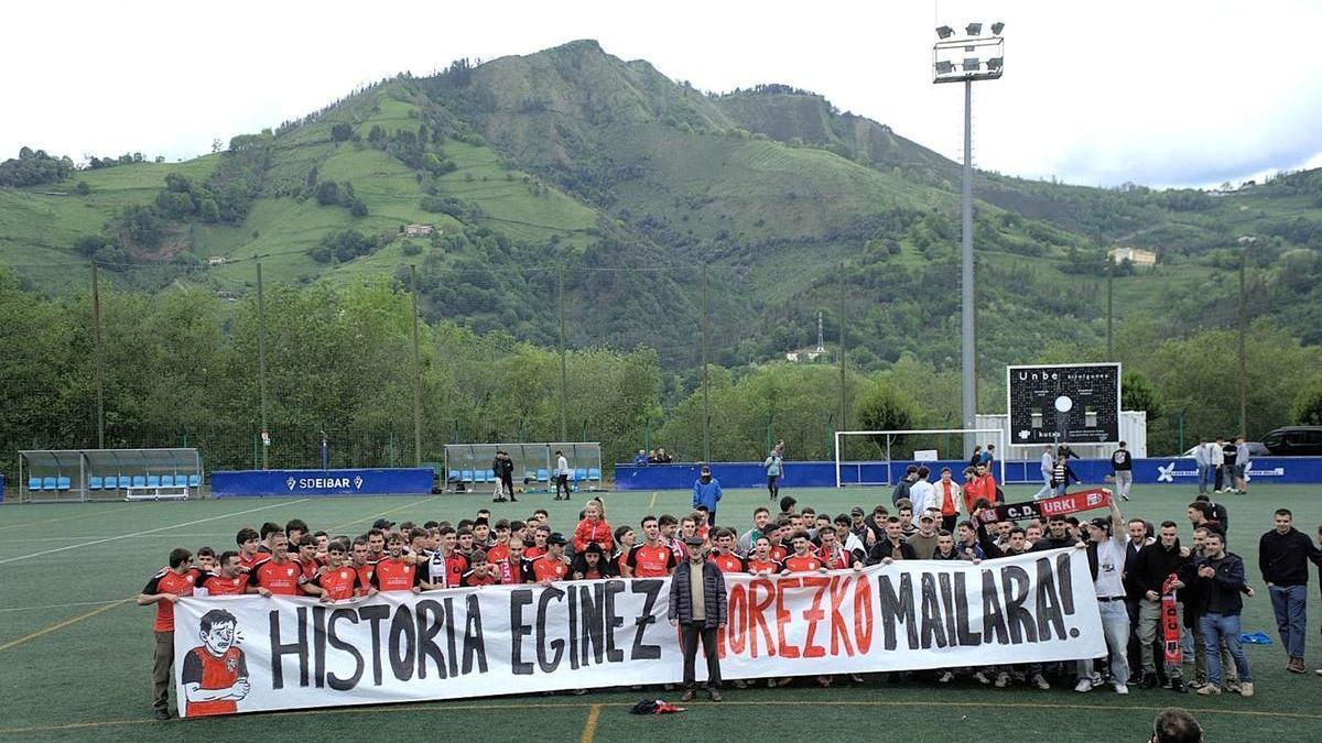 &#039;Txus&#039; Alzaga eta Urki CD taldeko jokalariak eta zaletuek igoera ospatzen Unbeko futbol zelaian.