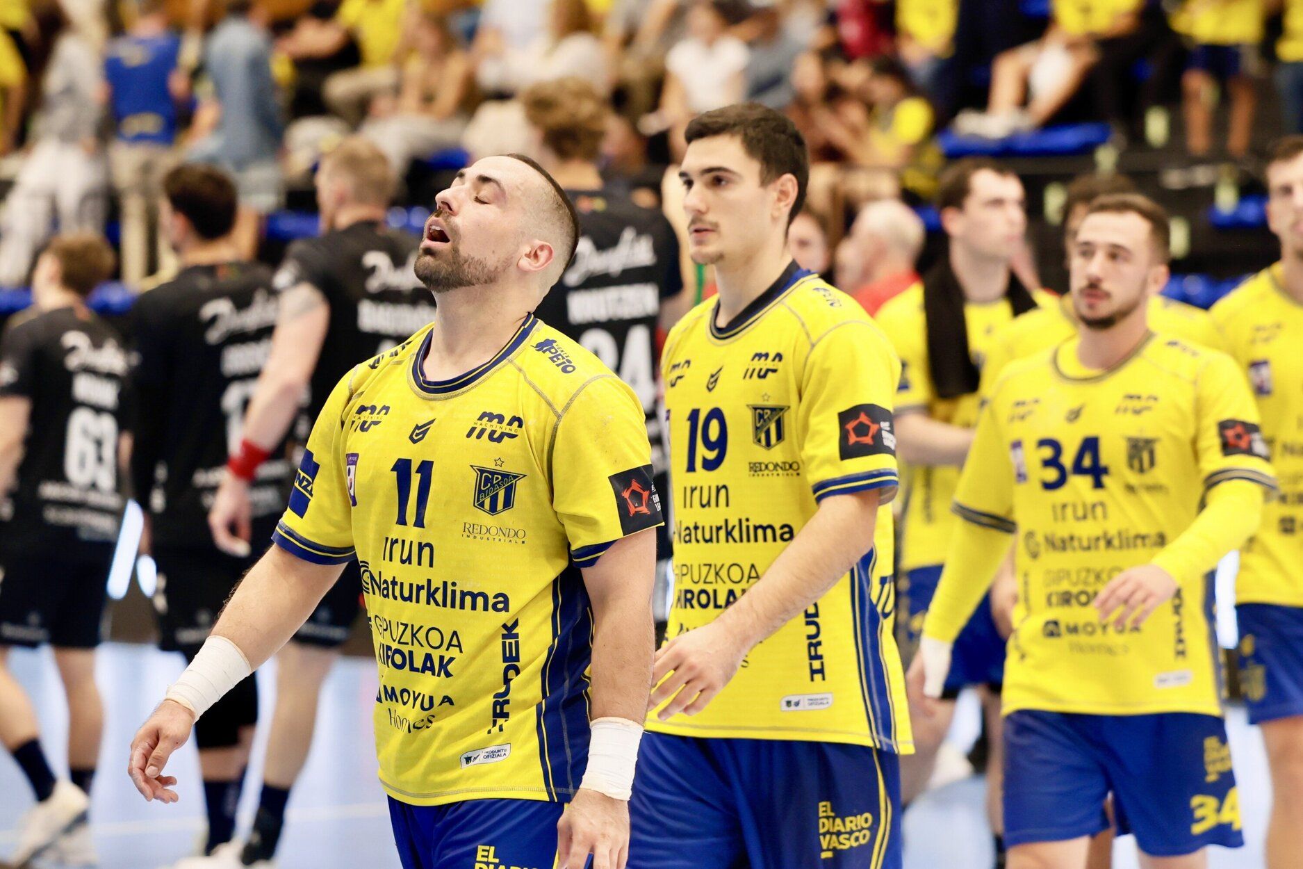 Los jugadores del Irudek Bidasoa Irun, tras el partido ante el Flensburg alemán