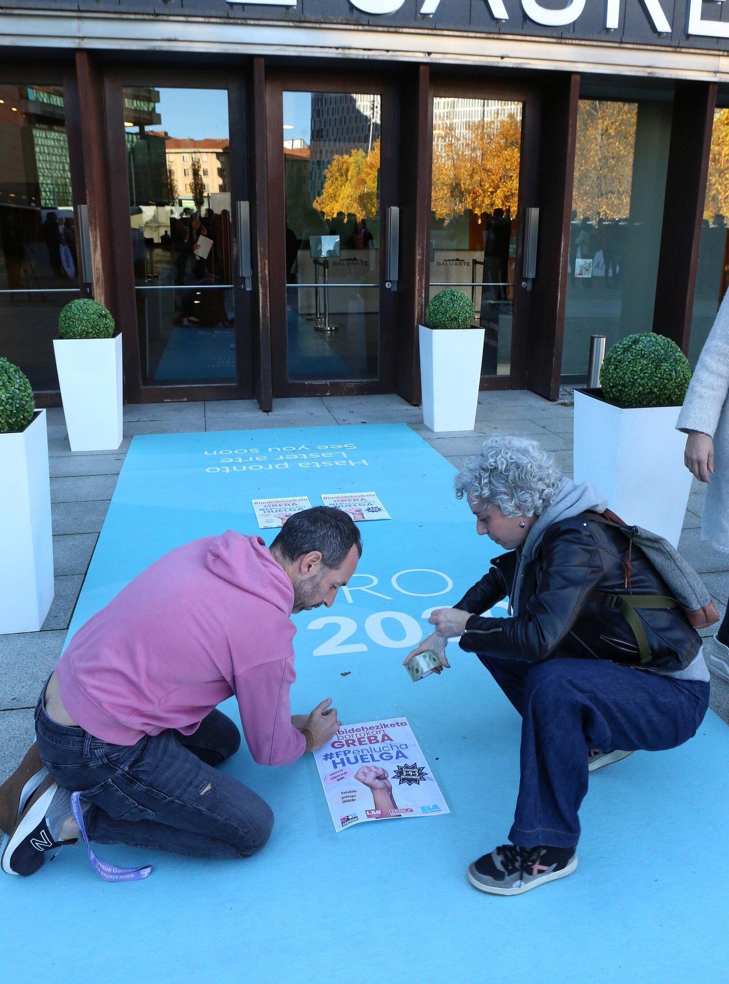 FOTOS | Momentos de tensión en la concentración de docentes de FP ante el Foro del Baluarte