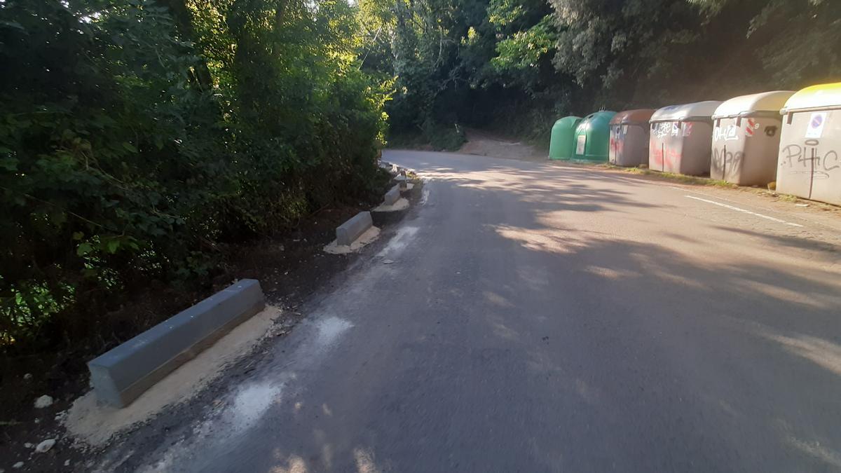 Este verano se han colocado  pequeños bloques de hormigón como elementos disuasorios para evitar el estacionamiento indebido en los márgenes de la carretera.