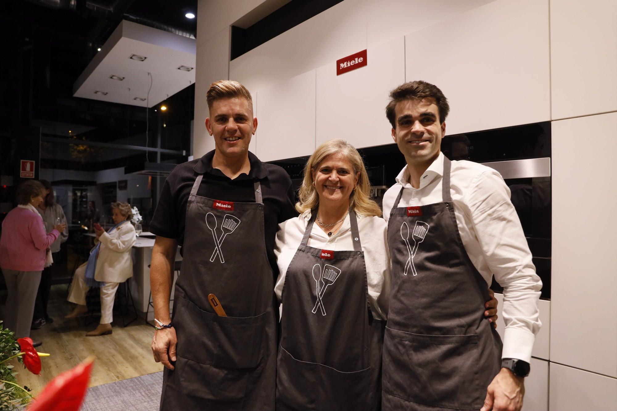 La ganadora del concurso organizado por Miele, Mónica Artiach, entre sus rivales en la final, el exciclista y conquistador David Seco y Ander Gutiérrez