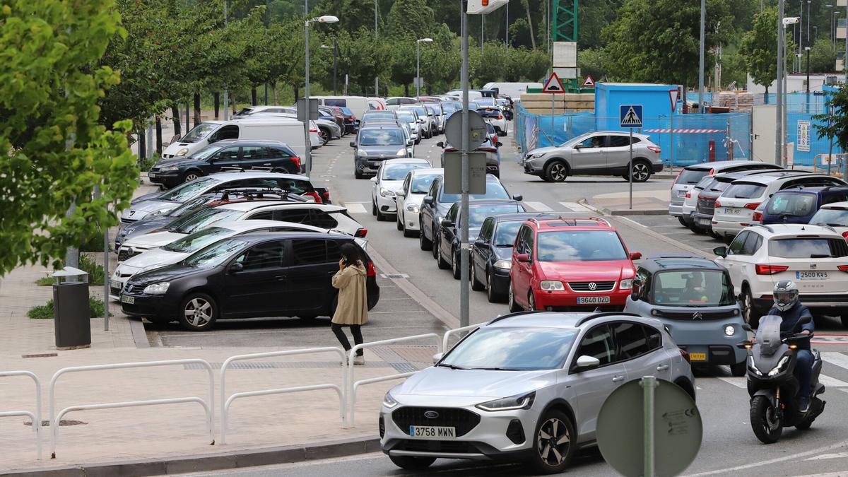 Vehículos circulando por la calle Pablo Antoñana de Pamplona.