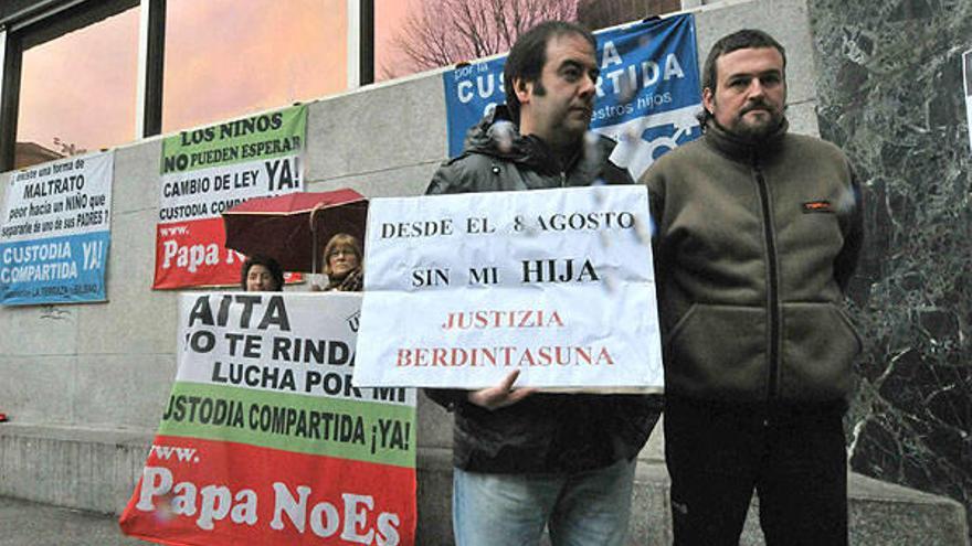 Koldo Meabe, a la derecha, acompañado por Jesús Mari García Bilbao.