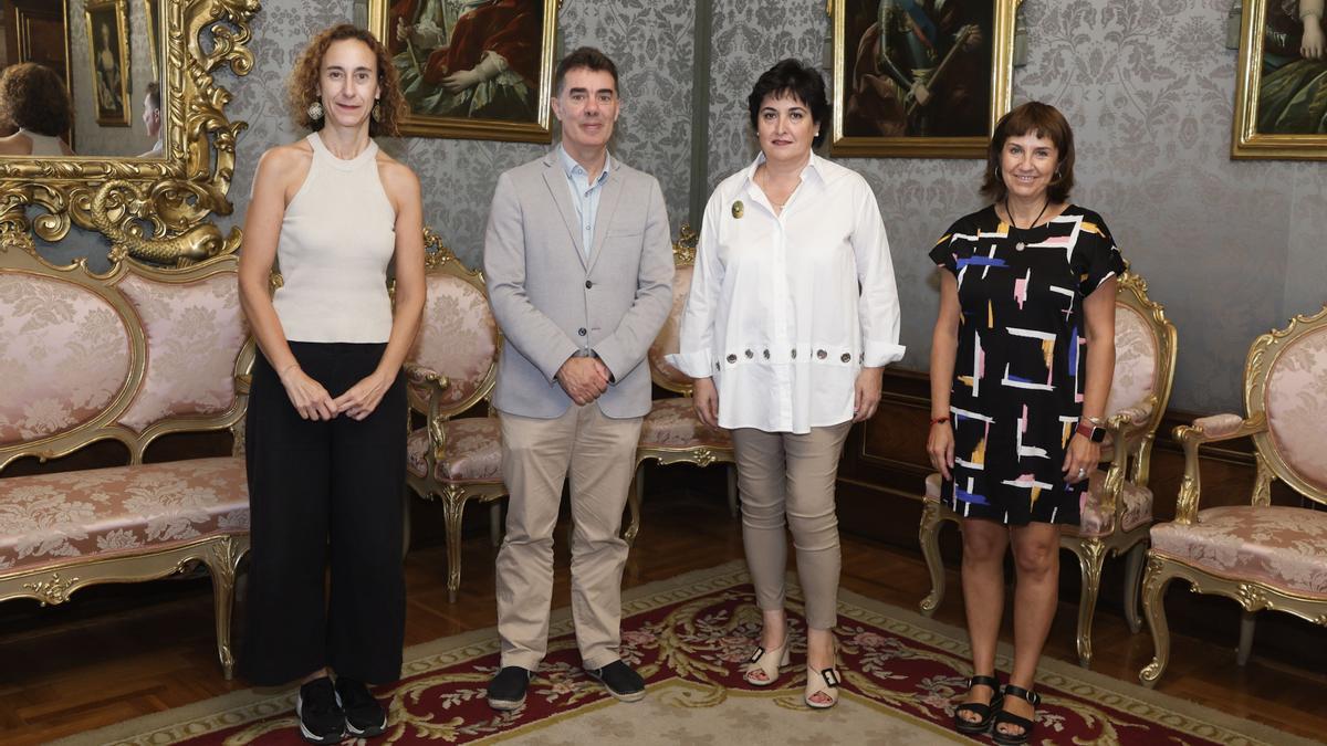 De izda a dcha: la directora general de Políticas Migratorias, Patricia Ruiz de Irizar; consejero Santos, Isaura Fernández, y la directora del Servicio Karibu, Virginia Eraso.