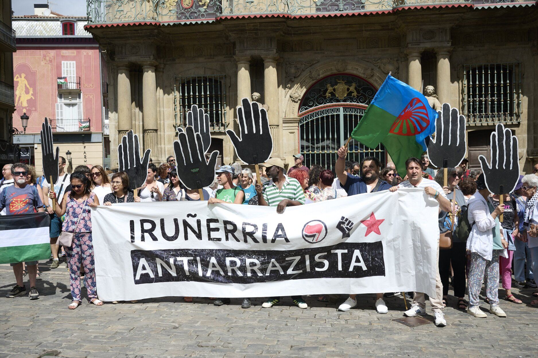Imágenes de la concentración de colectivos sociales en Pamplona contra a violencia racista en Torre Pacheco