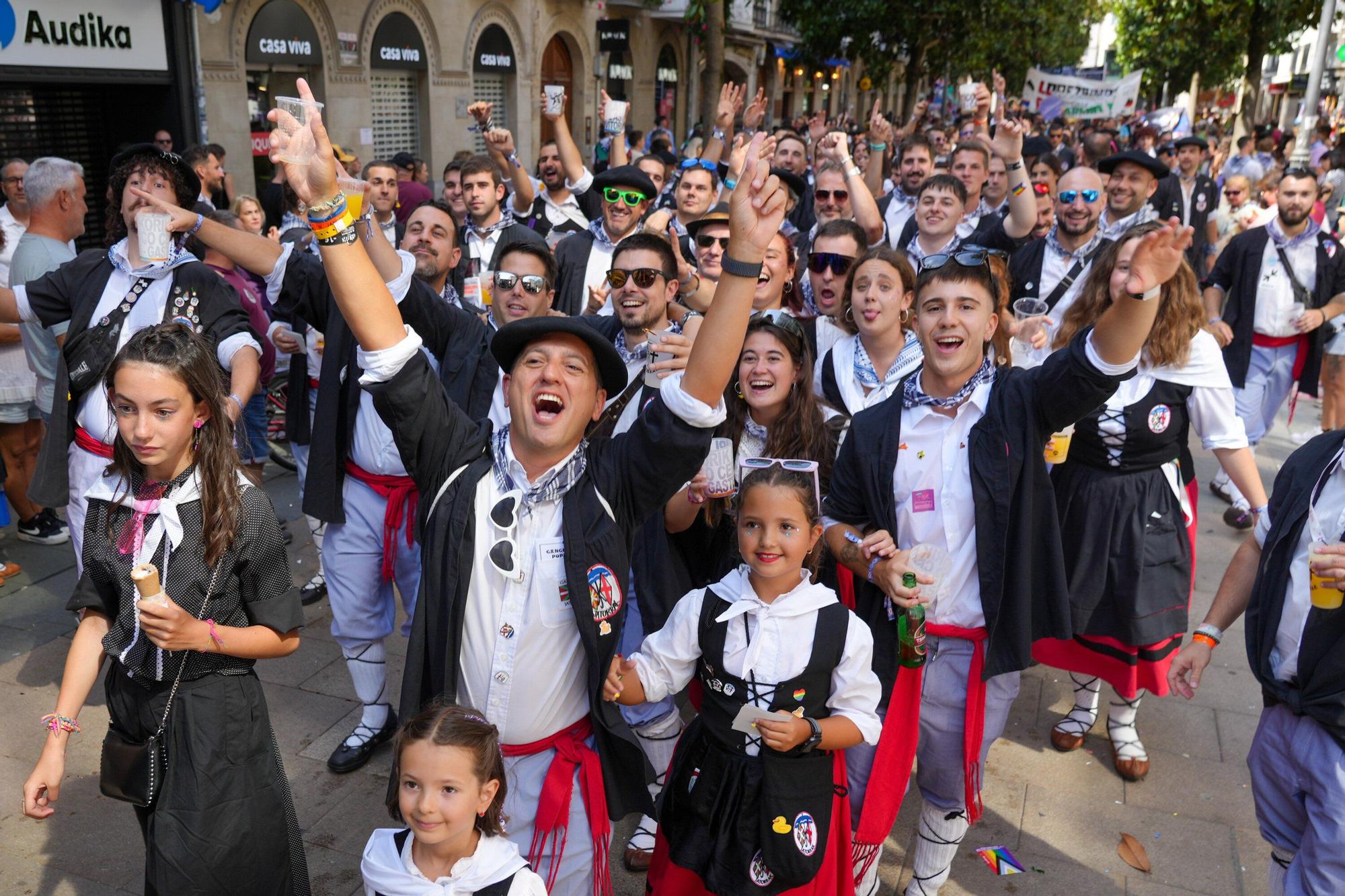 En imágenes: Blusas y neskas desfilan en el primer paseíllo