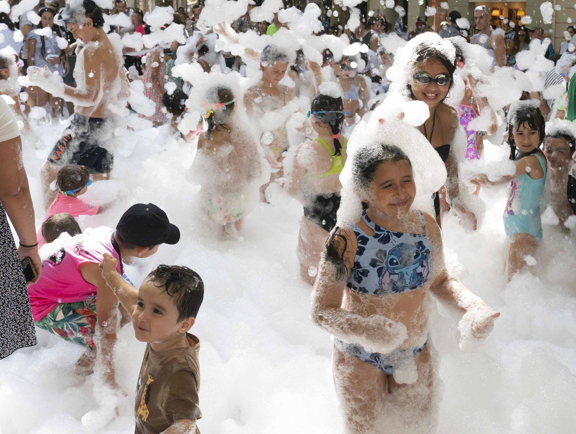 En imágenes: ¡Un baño de espuma refresca a los más txikis!
