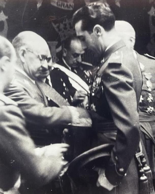 En uniforme de comandante y portando la “Cruz de Hierro” de la Wehrmacht alemana.