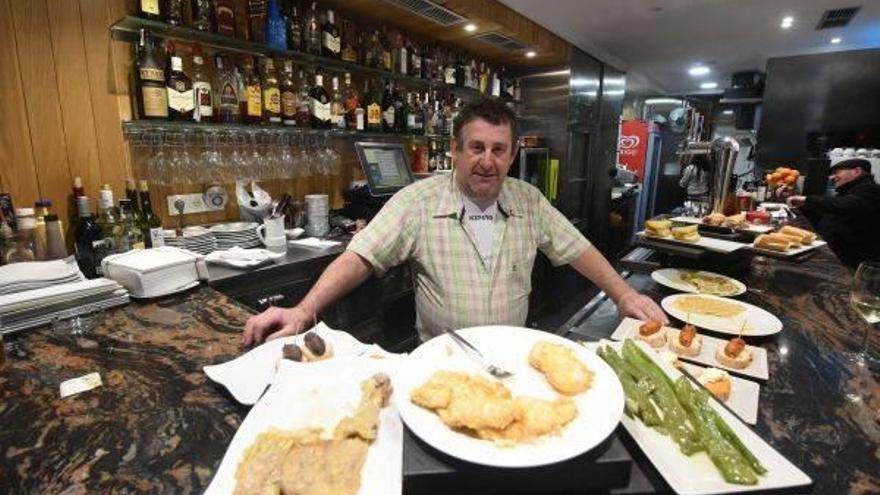 Xebe Ibargoien, posando en la barra del restaurante Aballarri, en Urnieta.
