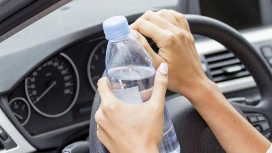 Botella de agua de plástico en el coche, ¿sí o no? La tajante respuesta de un agente de emergencias