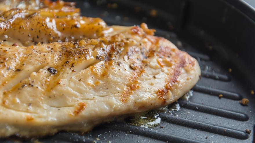 Vinagre para freír las pechugas de pollo, un truco que mantiene la jugosidad y mejora la digestión