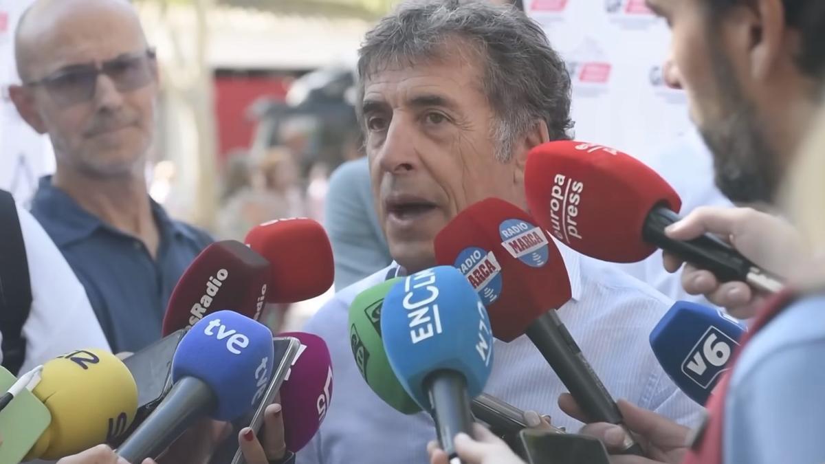 Pedro Delgado ofrece declaraciones a los medios de comunicación tras concluir la Vuelta 2025.
